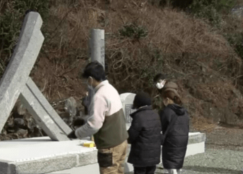 Moradores do nordeste do Japão homenageiam vítimas do tsunami de 2011 em novo monumento