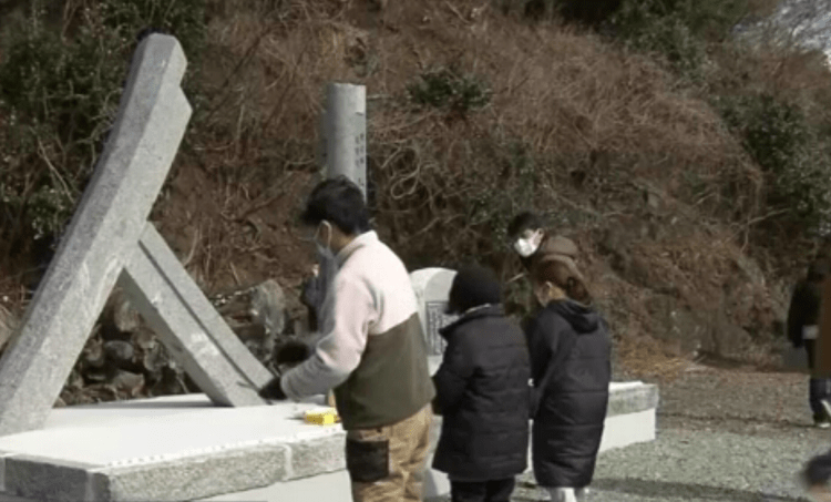 Moradores do nordeste do Japão homenageiam vítimas do tsunami de 2011 em novo monumento