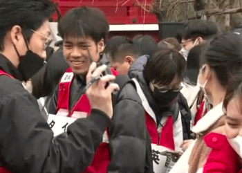 Treinamento em Tóquio ensina como guiar estrangeiros a um local seguro em caso de terremoto