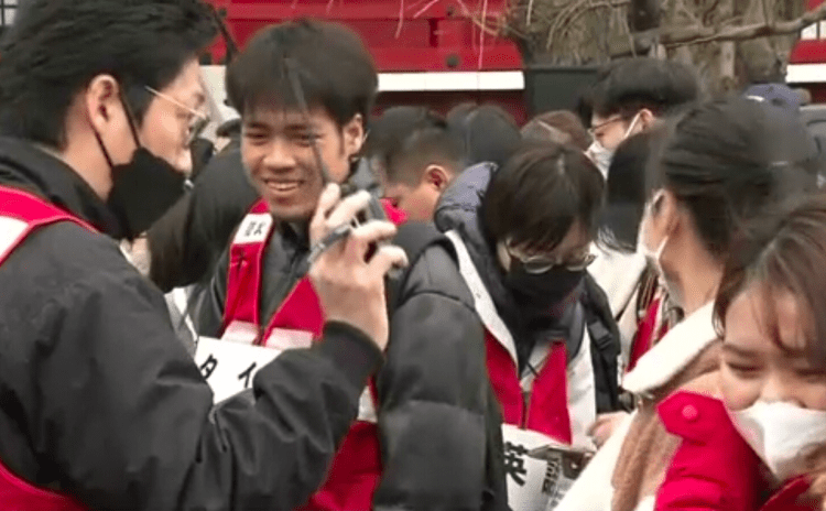 Treinamento em Tóquio ensina como guiar estrangeiros a um local seguro em caso de terremoto