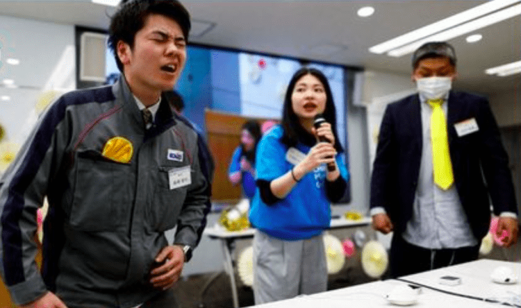 Trabalhadores masculinos vivenciaram a dor menstrual através de uma simulação