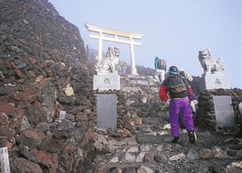 Governo de Yamanashi planeja aumentar taxa de entrada para escalada no Monte Fuji
