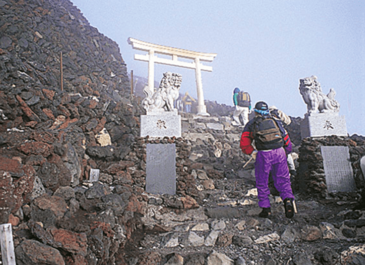 Governo de Yamanashi planeja aumentar taxa de entrada para escalada no Monte Fuji
