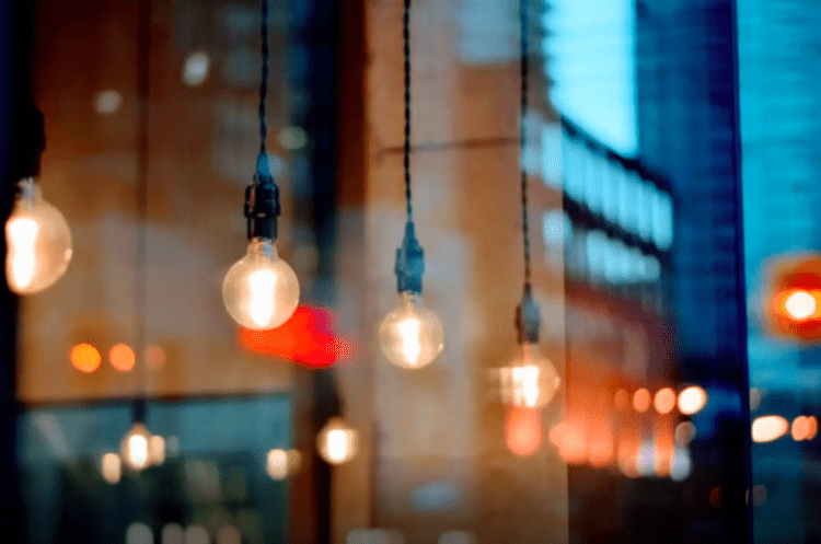 Operadoras de energia elétrica anunciam redução nas tarifas para dezembro