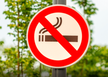 Lei que proíbe fumar ao ar livre entra em vigor em Osaka