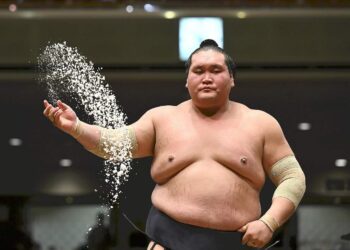 Aos 33 anos, o Grande campeão do sumô anuncia aposentaria de competições