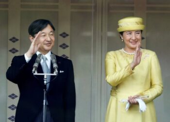 Imperador faz 65 anos e pede paz mundial