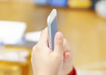 Adolescente é detida após agredir a própria mãe durante briga por smartphone