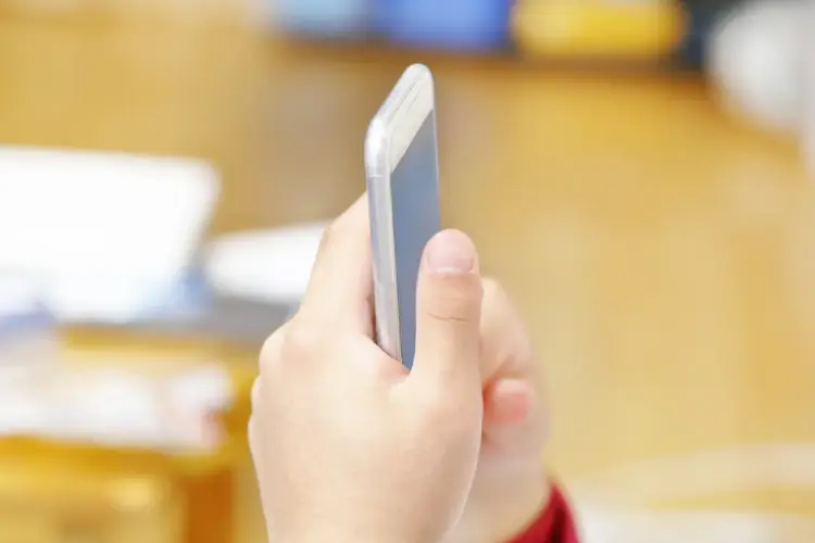 Adolescente é detida após agredir a própria mãe durante briga por smartphone