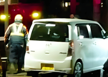 Jovem foge da polícia e fica preso em trilhos