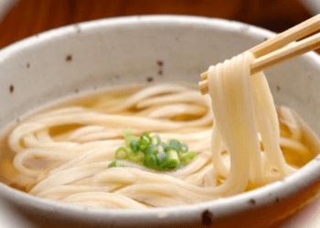 Aluno acha inseto em almoço escolar em Shizuoka