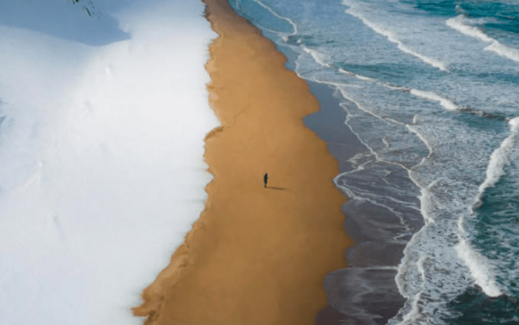 Conheça a praia japonesa onde a neve chega até a beira do oceano