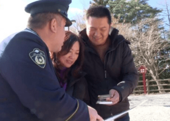 Polícia japonesa conscientiza motoristas estrangeiros sobre regras de trânsito