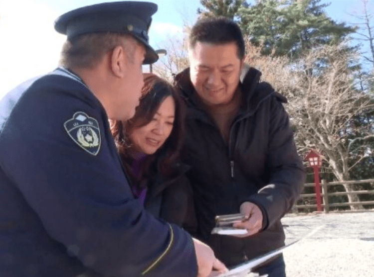 Polícia japonesa conscientiza motoristas estrangeiros sobre regras de trânsito
