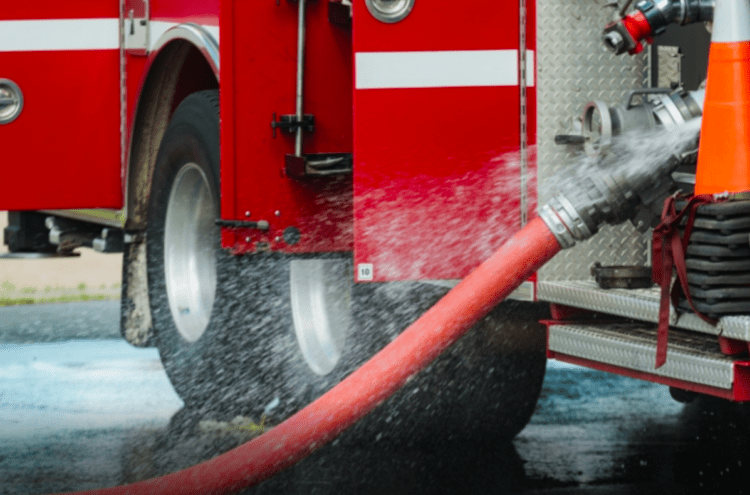 Incêndio atinge fábrica de frutos do mar em Yaizu