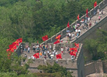 Dois japoneses foram deportados da China após mostrarem a bunda na grande Muralha