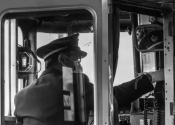 Maquinista de trem é flagrado usando celular em serviço