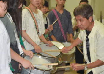 Escola japonesa se destaca ao ensinar samba para alunos por mais de 20 anos