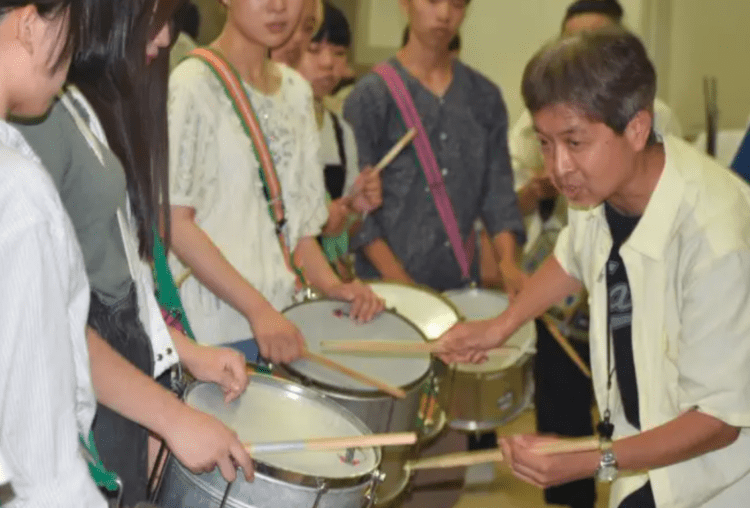 Escola japonesa se destaca ao ensinar samba para alunos por mais de 20 anos