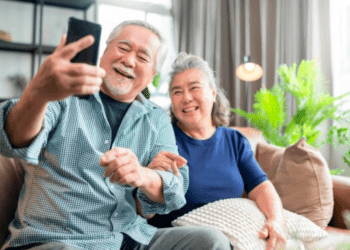 Tóquio planeja subsídio para ajudar idosos a comprarem smartphones