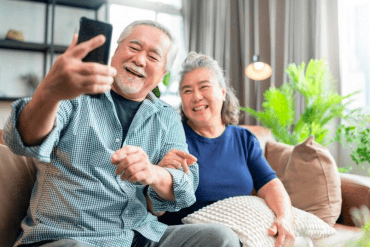 Tóquio planeja subsídio para ajudar idosos a comprarem smartphones