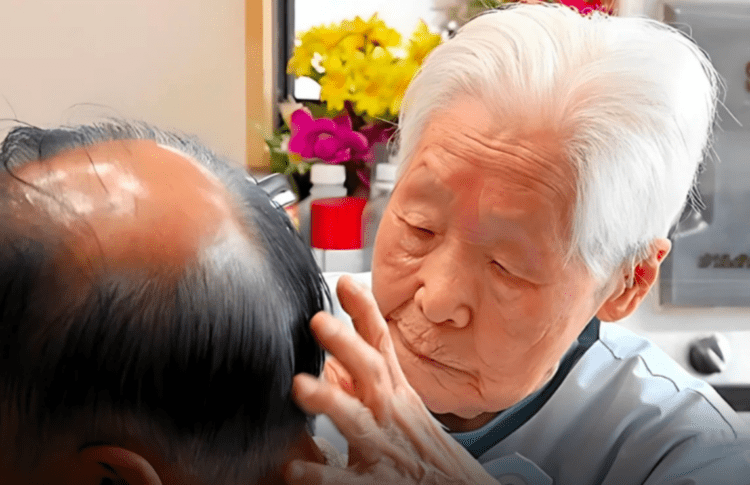 Centenária japonesa de 108 anos é a barbeira mais velha do mundo