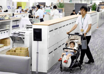 Cresce no Japão a prática de permitir que funcionários levem filhos ao trabalho em casos de emergência