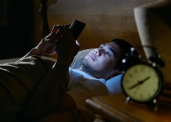 Insônia pode aumentar risco de pressão alta em jovens