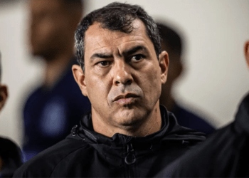 Time de Nagasaki entra com ação contra Fábio Carille