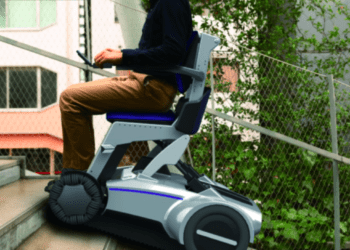 Startup japonesa venderá cadeira de rodas elétrica para subir escadas em 2026