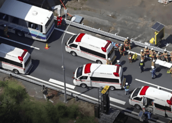 Colisão entre dois ônibus de turismo deixa 47 feridos, maioria estrangeiros, em rodovia de Tóquio