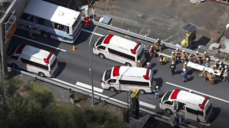 Colisão entre dois ônibus de turismo deixa 47 feridos, maioria estrangeiros, em rodovia de Tóquio