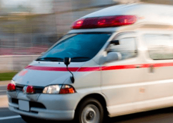 Idoso centenário cai com carro em rio em Kagoshima e sobrevive