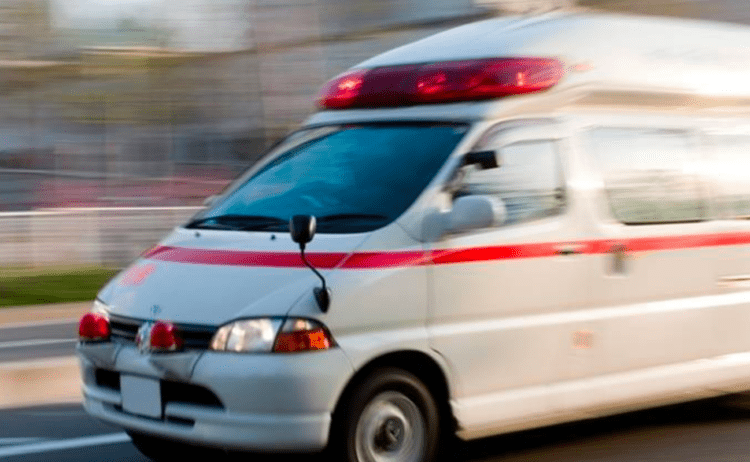 Idoso centenário cai com carro em rio em Kagoshima e sobrevive