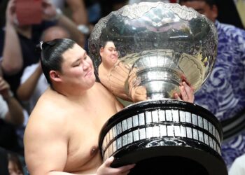 Onosato, 24, promovido a grande campeão de sumô em tempo recorde