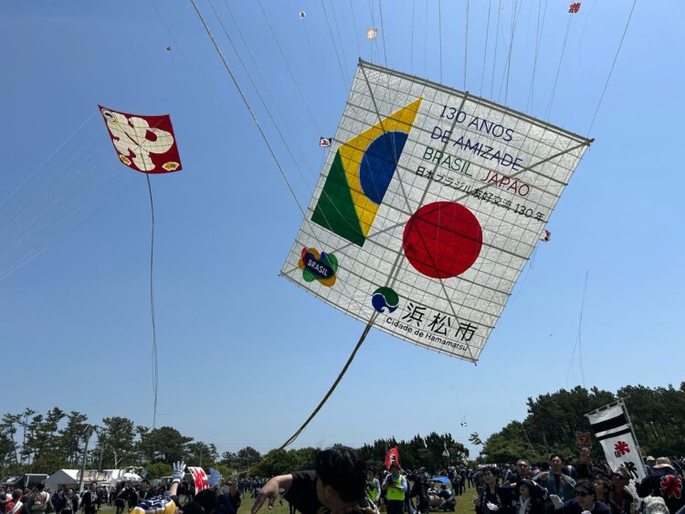 Hamamatsu Matsuri 2025 celebra 130 anos de amizade Japão-Brasil com pipas gigantes e desfile multicultural