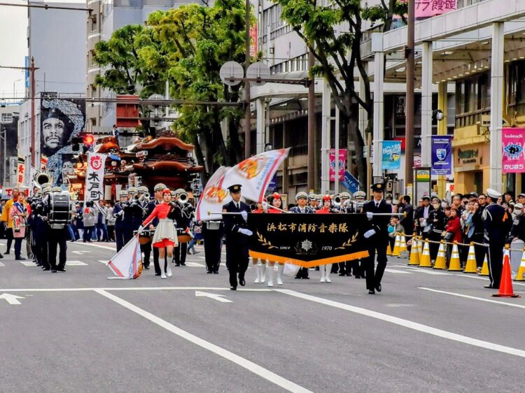 Hamamatsu Matsuri 2025 celebra 130 anos de amizade Japão-Brasil com pipas gigantes e desfile multicultural