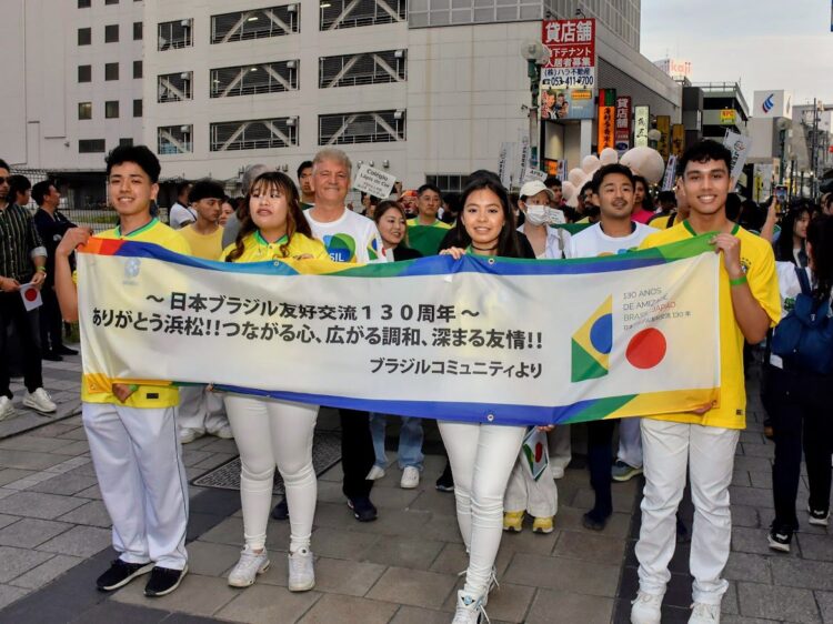 Hamamatsu Matsuri 2025 celebra 130 anos de amizade Japão-Brasil com pipas gigantes e desfile multicultural