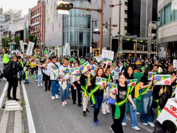 Hamamatsu Matsuri 2025 celebra 130 anos de amizade Japão-Brasil com pipas gigantes e desfile multicultural