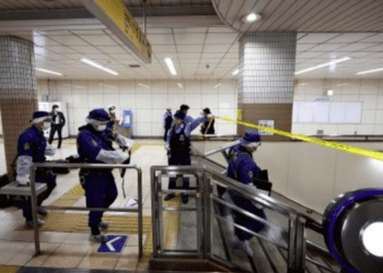 Homem é detido após dois feridos em ataque com faca no metrô de Tóquio