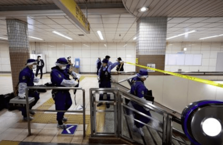 Homem é detido após dois feridos em ataque com faca no metrô de Tóquio