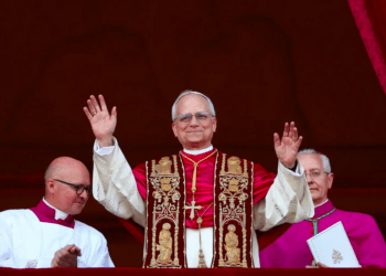 Cardeal Robert Francis Prevost, nascido nos EUA, é o novo papa