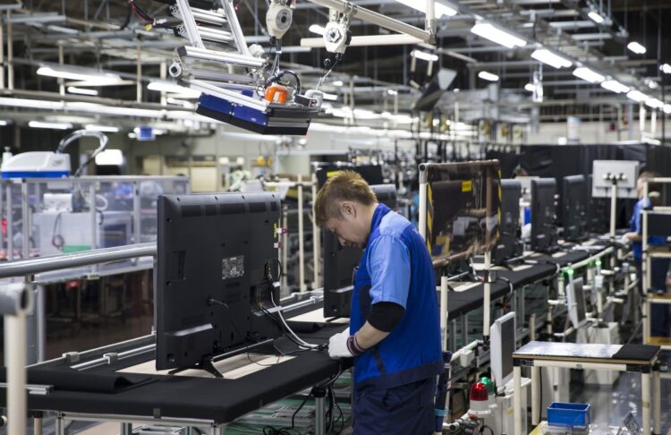 Pequenas e médias empresas lideram contratação de estrangeiros