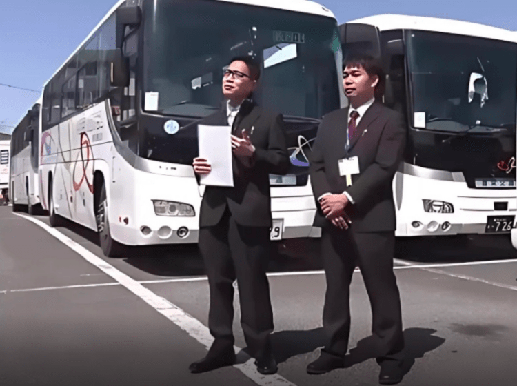 Motoristas estrangeiros são contratados para enfrentar crise no transporte