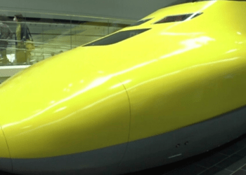 Trem-bala amarelo vistoriador de trilhos atrai fãs para exibição em museu ferroviário na região central do Japão