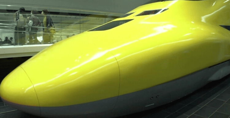 Trem-bala amarelo vistoriador de trilhos atrai fãs para exibição em museu ferroviário na região central do Japão