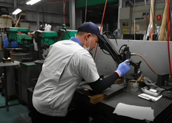 Fábrica adota sistema de tradutor para aproximar estrangeiros e japoneses no trabalho