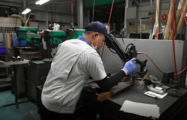 Fábrica adota sistema de tradutor para aproximar estrangeiros e japoneses no trabalho