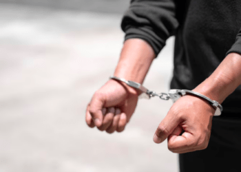 Motorista brasileiro em fuga da polícia, provoca acidente e é preso por posse de drogas