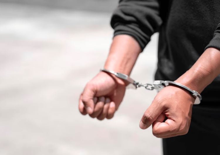 Motorista brasileiro em fuga da polícia, provoca acidente e é preso por posse de drogas